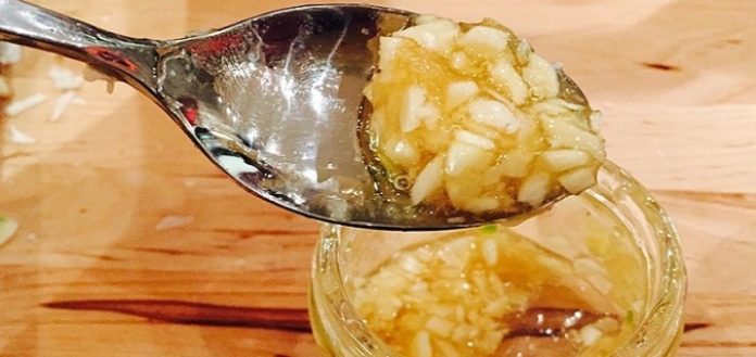 7 benefícios de consumir alho e mel em jejum durante 7 dias