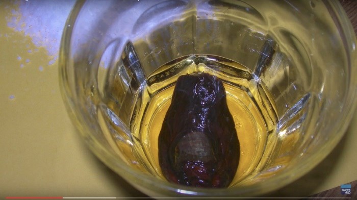 Existe um bar no Canadá que serve bebida com um dedão humano no copo