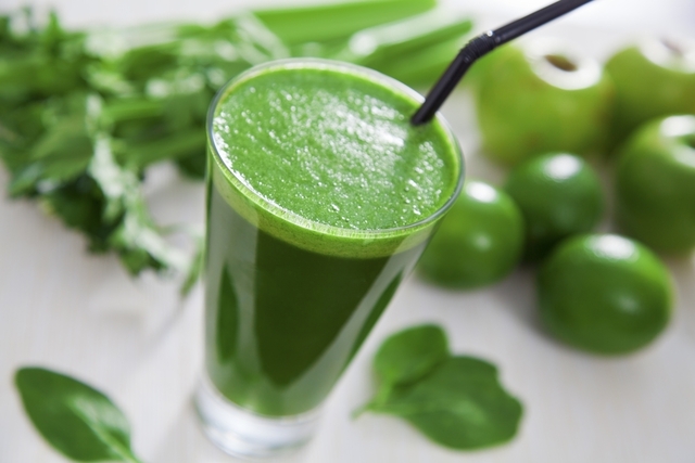 Suco Detox verde de couve, limão e pepino