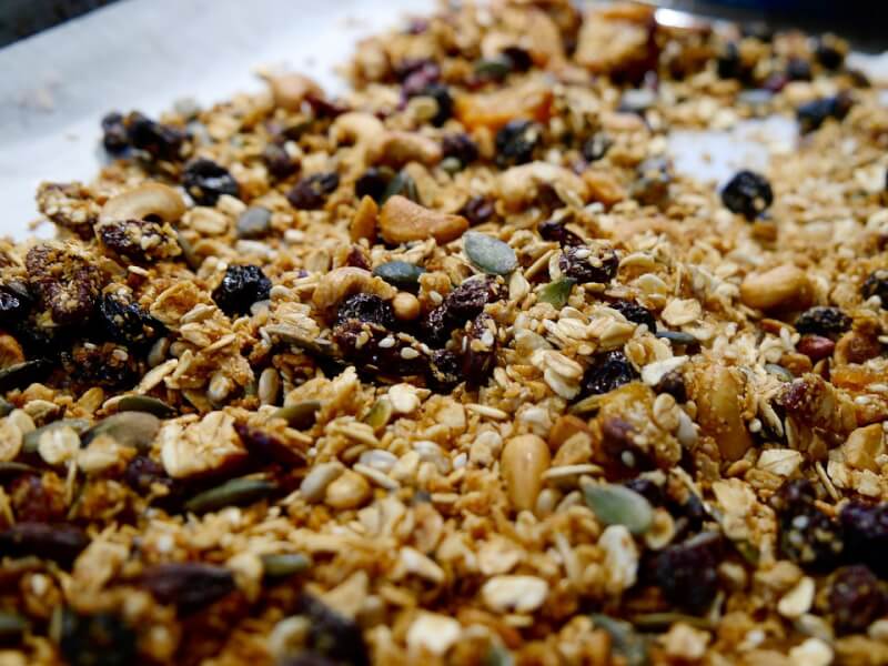 Granola caseira com passas, canela e maçã com pouco açúcar