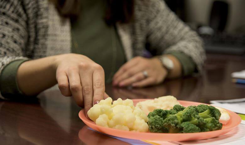 Mindful eating promove a alimentação consciente com atenção plena