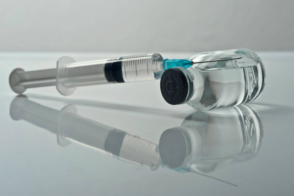 Vacina contra coronavírus pode sair em 2020, diz cientista